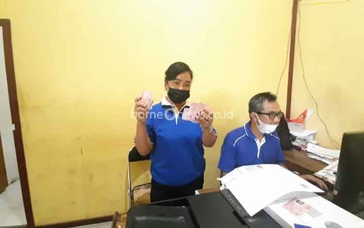 Kabid Pelayanan dan Pendaftaran Penduduk Disdukcapil Kabupaten Gumas, Younita Asmayanti menunjukkan blangko KIA.