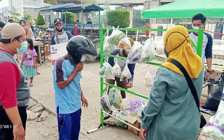 Komunitas Jumat Sedekah (KJS) Muara Teweh membagikan sedekah hasil dari donasi dan bantuan dari warga di lokasi Water Front City Muara Teweh, Jumat, 19 Februari 2021.