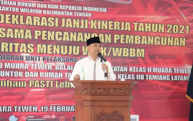 Kepala Kantor Wilayah Kementerian Hukum dan HAM Kalimantan Tengah, Ilham Djaya saat memberikan sambutan pada kegiatan penandatanganan deklarasi kinerja tahun 2021 dan pembangunan Zona Integritas menuju WBK dan WBBM di Lapas Kelas II B muara Teweh, Jumat, 19 Februari 2021.