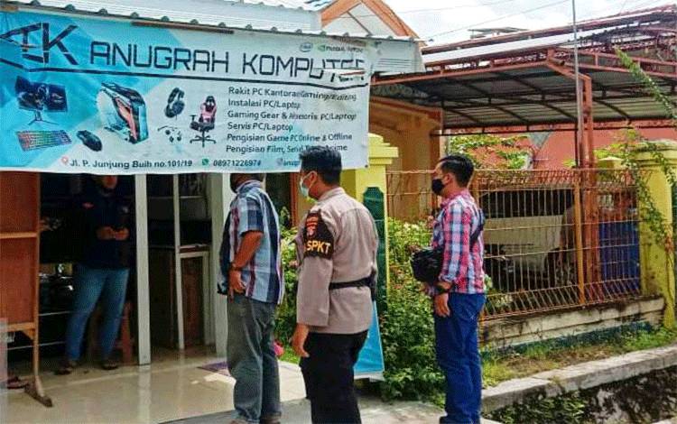 Personel SPKT Polresta Palangka Raya saat mendatangi toko yang disatroni pencuri.