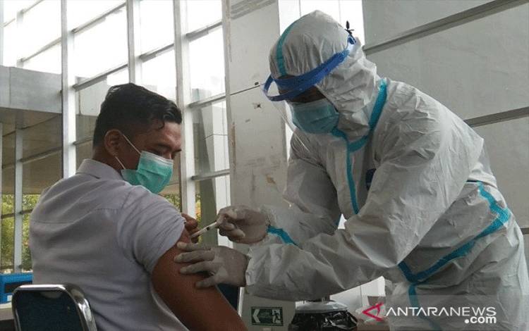 Hampir 1,2 Juta Tenaga Kesehatan Telah Divaksinasi COVID-19