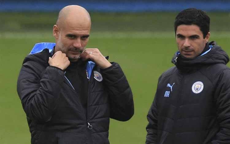 Manajer Manchester City Pep Guardiola (kiri) saat masih bersama assistan Mikel Arteta yang kemudian menjadi manajer Arsenal, terabadikan dalam foto 30 September 2019 d City Football Academy di Manchester, Inggris