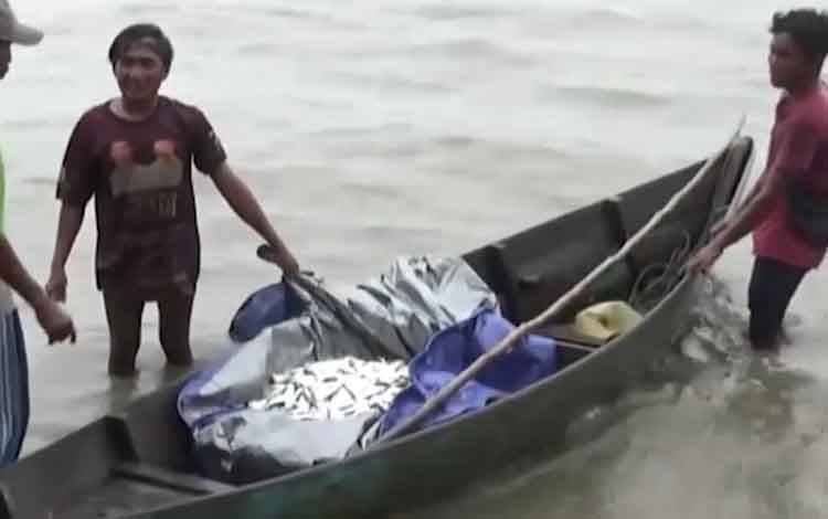 Nelayan di Pesisir Sungai Bakau, Kecamatan Kumai. (foto : dok Borneonews)