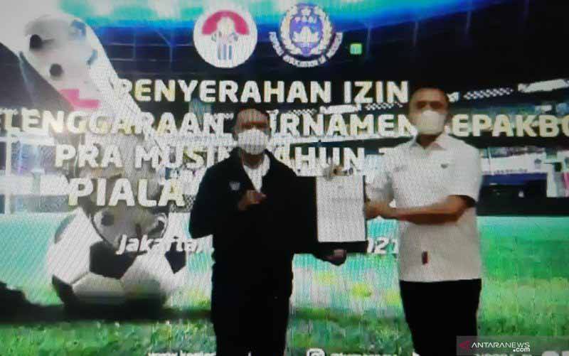 Menteri Pemuda dan Olahraga (Menpora) Zainudin Amali (kiri) menyerahkan izin keramaian dari Polri untuk turnamen pramusim Piala Menpora 2021 kepada Ketua Umum PSSI Mochamad Iriawan di Gedung Kemenpora, Jakarta, Jumat (19/2/2021). Sehari sebelumnya, izin tersebut diberikan oleh Kapolri Jenderal Polisi Listyo Sigit Prabowo kepada Menpora di Mabes Polri. (foto : ANTARA/Michael Siahaan)