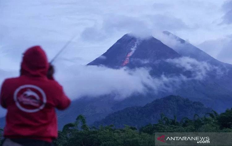 Gunung Merapi Luncurkan Guguran Lava Pijar Sejauh 800 Meter
