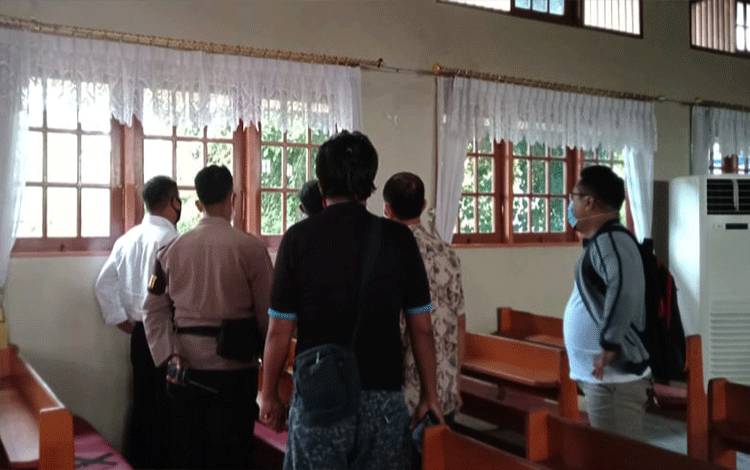 Tim Inafis Satreskrim Polresta Palangka Raya bersama SPKT melakukan penyelidikan di Geraja Efrata Jalan Cakra Buana.