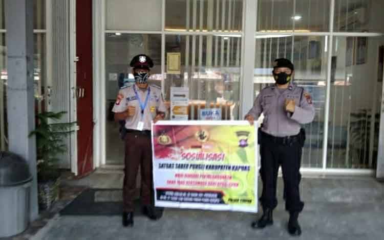 Personel Polsek Timpah Sosialisasikan Tolak Pungli kepada Masyarakat