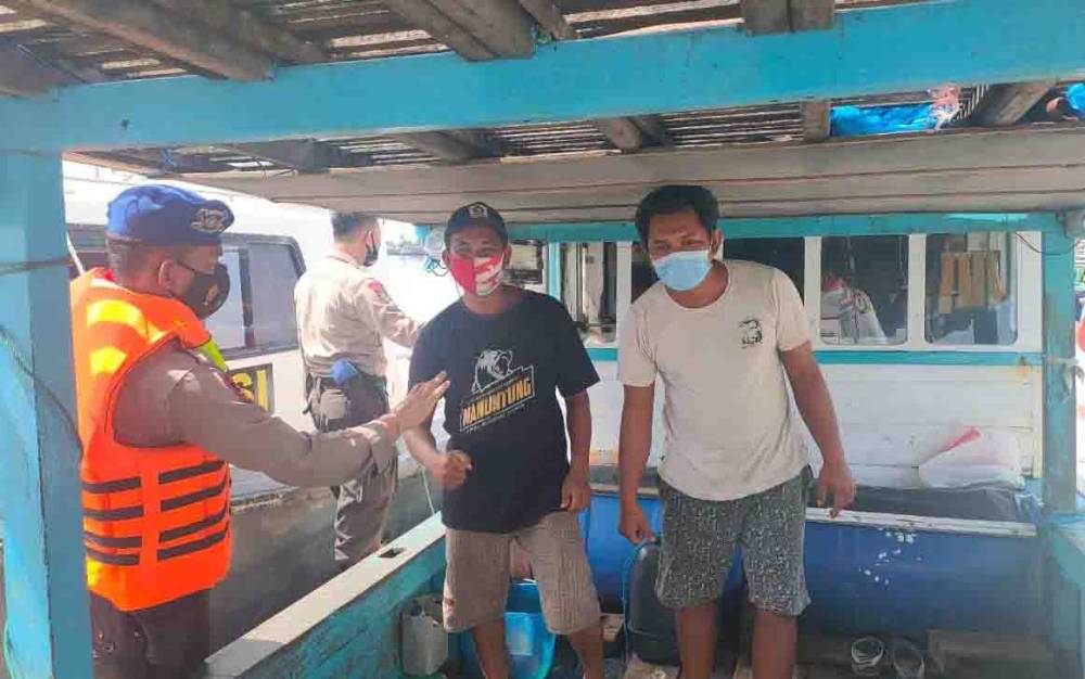 Personel Polairud Polres Seruyan, saat memberikan sosialisasi terkait keselamatan berlayar