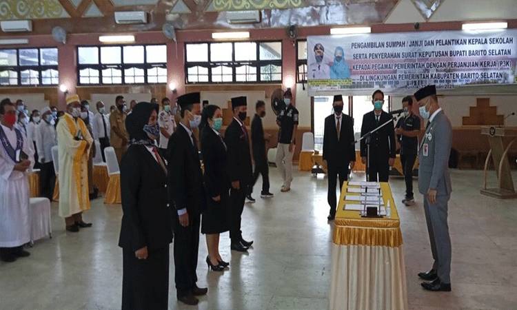 Bupati Barsel Serahkan SK Pengangkatan Pegawai Pemerintah Dengan Perjanjian Kerja