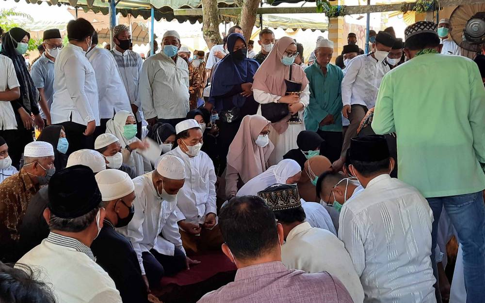 Suasana Haru Warnai Prosesi Pemakaman Istri HM Ruslan AS