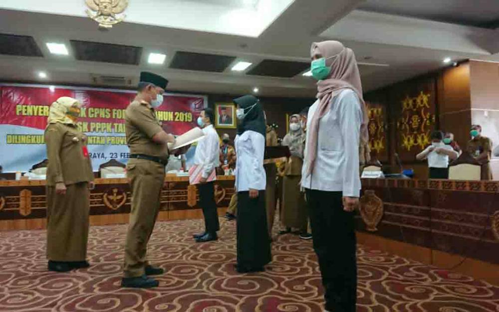 Sekda Kalteng, Fahrizal Fitri mengecek SK sebelum diserahkan ke CPNS di Aula Eka Hapakat, Selasa 23 Februari 2021