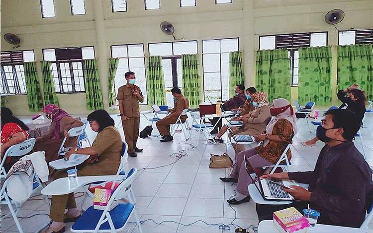 Kolaborasi Guru dalam IHT MGMP SMAN 5 Palangka Raya