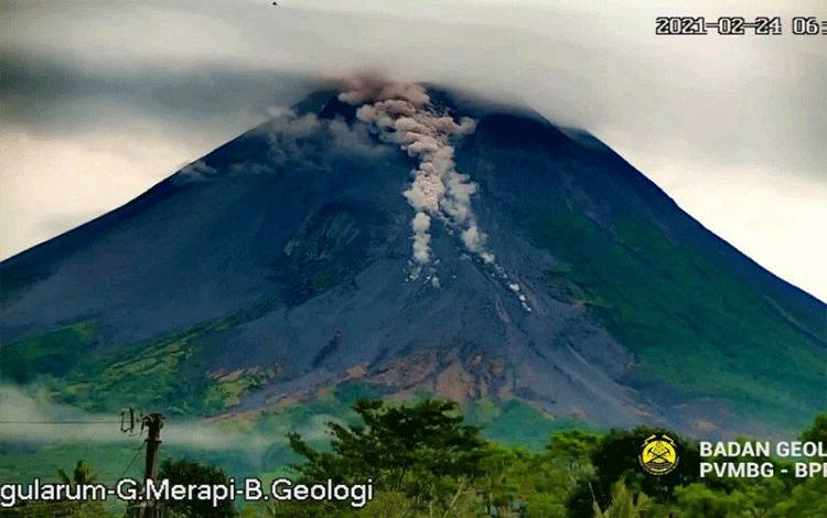 Awan Panas dan Lava Pijar Merapi Meluncur ke Arah Barat Daya