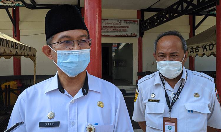 Plh Bupati Kotim Ahmad Husain, didampingi Kadis Kominfo Kotim Multazam, saat diwawancarai wartawan.