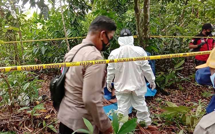 Proses evakuasi jenazah Adi (67) warga RT 01 Desa Batuah, Kecamatan Raren Batuah.