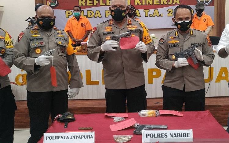 Kapolda Papua Irjen Pol Paulus Waterpauw saat rilis tentang kasus senjata api yang diduga akan dipasok ke KKB. (ANTARA/Evarukdijati)