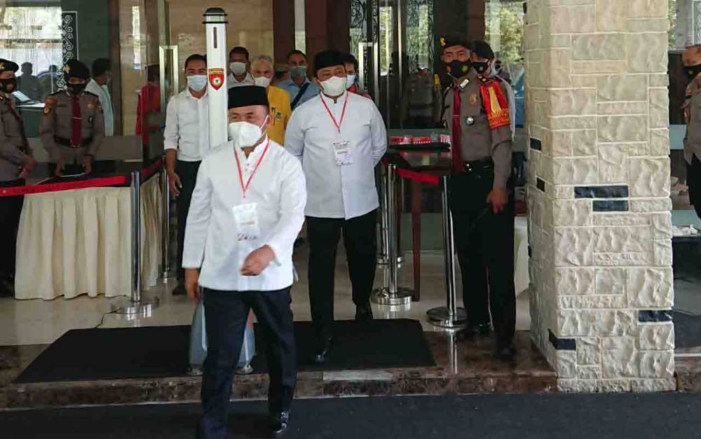 Sugianto Sabran dan Edy Pratowo (kopiah hitam) saat keluar aula usai penetapan pemenang Pilkada oleh KPU Kalteng