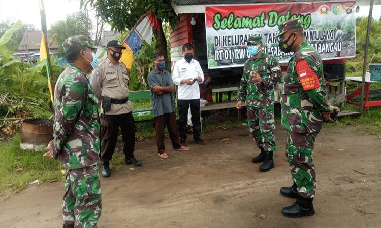 Dandim 1016 Palangka Raya Kolonel Inf I Gede Putra Yasa, dan Danramil 01 Pahandut Mayor Inf Heru Widodo saat meninjau operasional Posko PPKM
