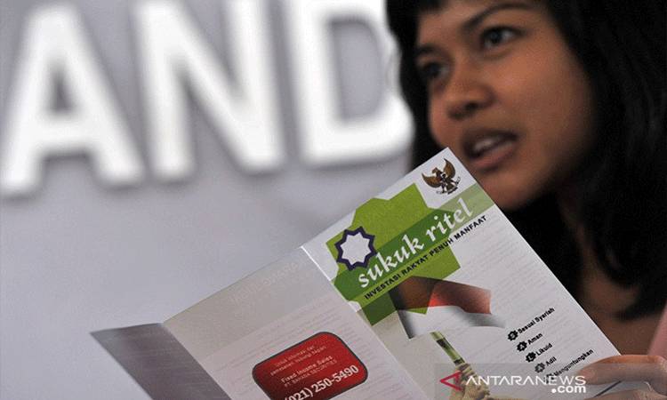 Ilustrasi: Seorang calon investor berkonsultasi tentang sukuk negara ritel seri 004 (SR-004) . FOTO ANTARA/Rosa Panggabean/ama/aa. (ANTARA FOTO/Rosa Panggabean)