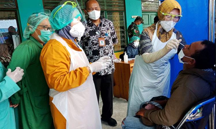 Tidak Pakai Masker, Puluhan Warga Sampit Langsung Diswab Antigen