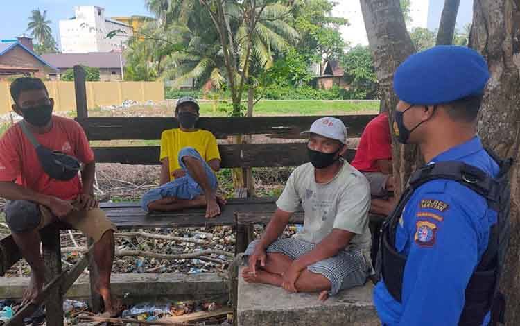 Satpolairud Polres Seruyan Sosialisasikan Maklumat Kapolda Kalteng ke Masyarakat Pesisir