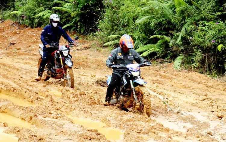 Tinjau Kerusakan Jalan Desa Panaen, Wakil Bupati Barito Utara Temukan 3 Titik Perlu Penanganan Segera