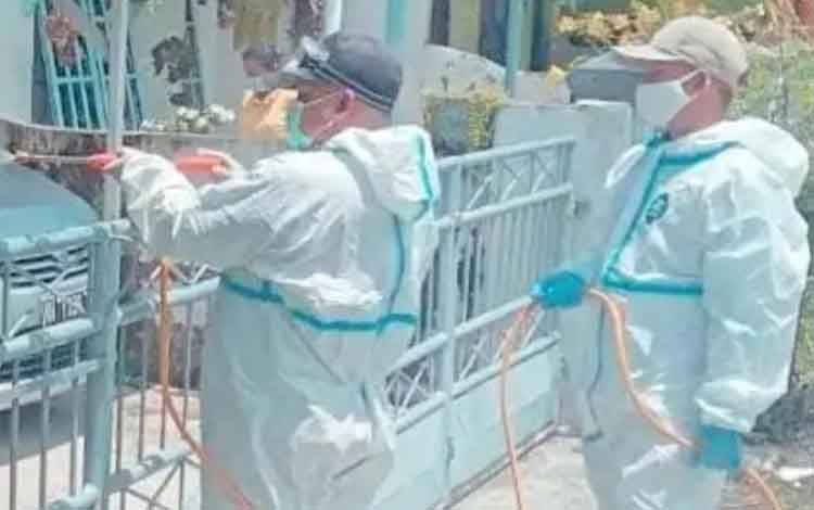 Tim Satgas Covid-19 Kalteng saat menyemprotkan disinfektan disalah satu perumahan warga