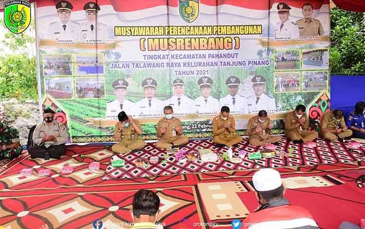 Wali Kota Palangka Raya, Fairid Naparin memimpin Musrenbang di Kecamatan Pahandut