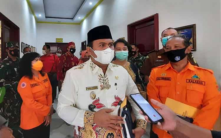 Wakil Bupati Kobar, Ahmadi Riansyah usai memipin rapat koordinasi penanggulangan Karhutla