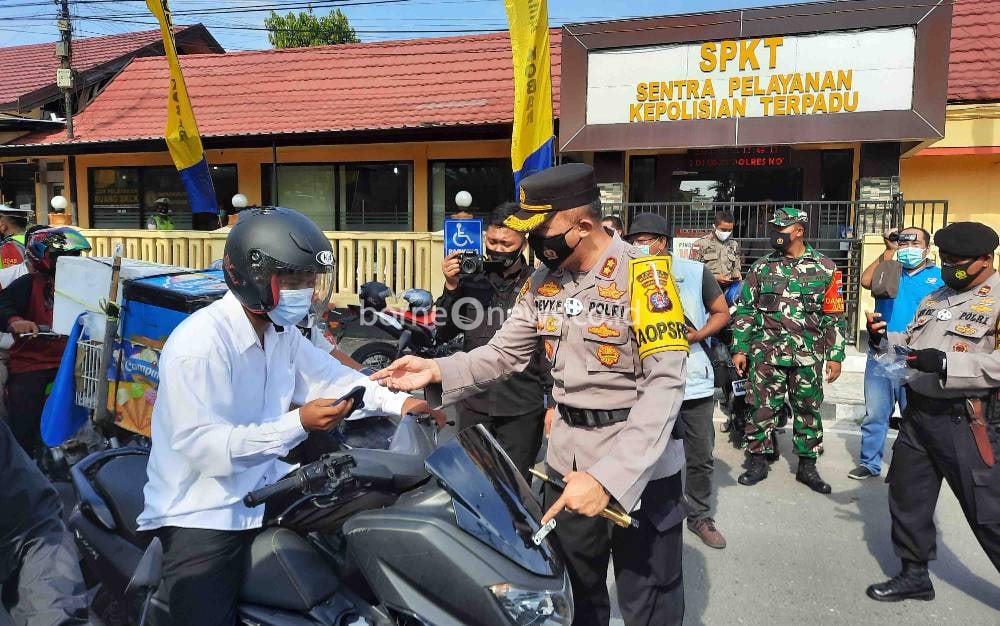 Polres Kobar Inisiasi Pembagian 1000 Masker Gratis Untuk Masyarakat