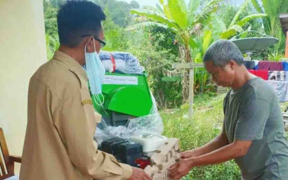 Dinas Pertanian Barito Utara Serahkan Alsintan Power Tresher Kepada Kelompok Tani