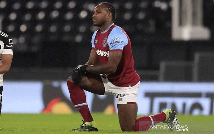 Penyerang West Ham United Michail Antonio berlutut jelang sepak mula laga lanjutan Liga Inggris melawan Fulham di Stadion Craven Cottage, London, Inggris, pada 6 Februari 2021. (ANTARA/REUTERS/POOL/Adam Davy)