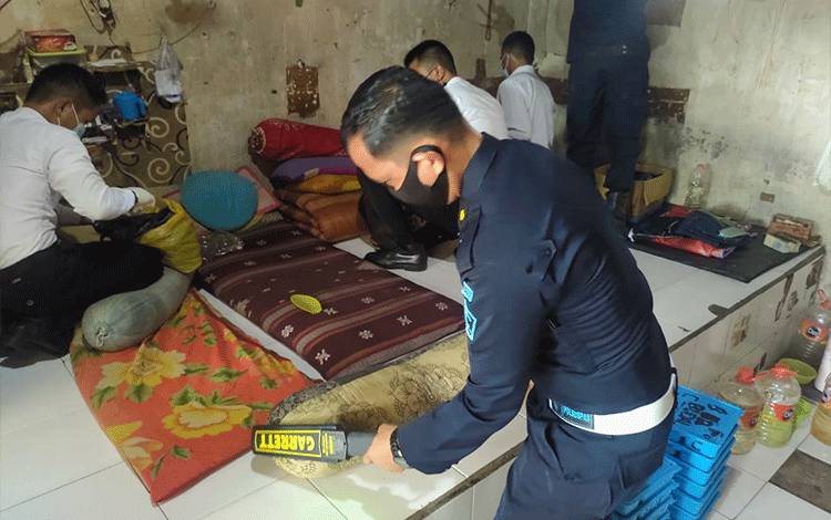 Petugas Rutan Palangka Raya Kembali Geledah Kamar WBP
