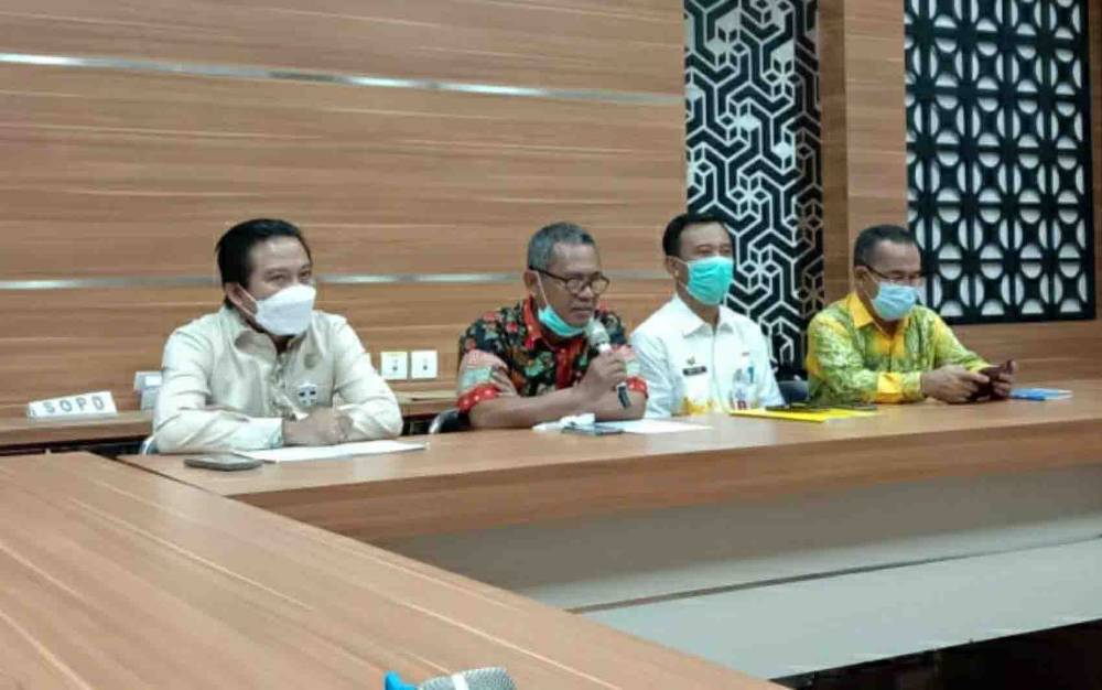 Ketua Bapemperda DPRD Kapuas, Algrin Gasan (kiri) saat melakukan kunjungan kerja ke DPRD Batola