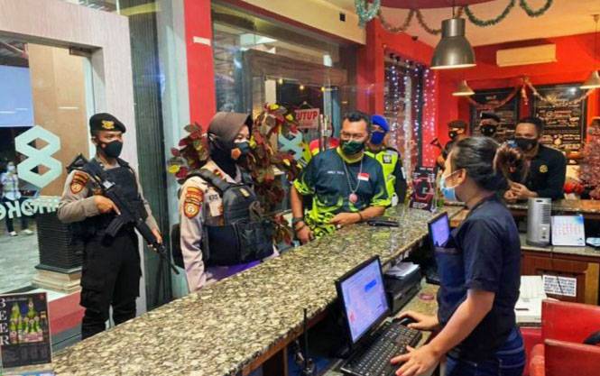 Tim gabungan dari Ditsamapta Polda Kalteng saat menggelar operasi cipta kondisi ke sejumlah THM di Palangka Raya, Jumat malam, 26 Februari 2021.