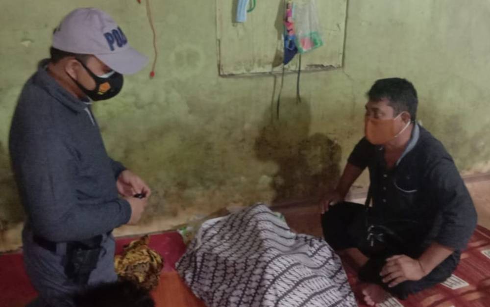 Aparat kepolisian saat melihat kondisi korban bunuh diri.