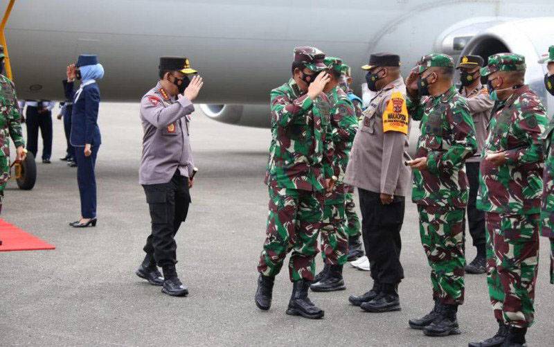 Panglima TNI Marsekal TNI Hadi Tjahjanto (ketiga kiri) dan Kapolri Jenderal Pol Listyo Sigit Prabowo (kedua kiri) setibanya di Papua untuk melakukan kunjungan kerja di Tanah Cendrawasih. (foto : ANTARA/ HO-Polri)