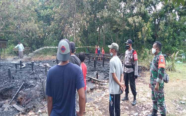 Takut Angker, Rumah Ini Dibakar Setelah Dipakai untuk Gantung Diri