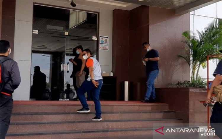 Bupati Bintan Bantah Dibawa KPK ke Jakarta