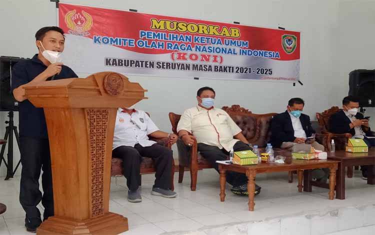 Ferry Khaidir menyampaikan sambutan seusai terpilih memimpin KONI Seruyan