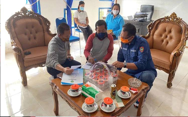 Kepala Dislutkan Kalteng, H. Darliansjah saat berkomunikasi dengan pihak Dinas Perikanan Kabupaten Sukamara.