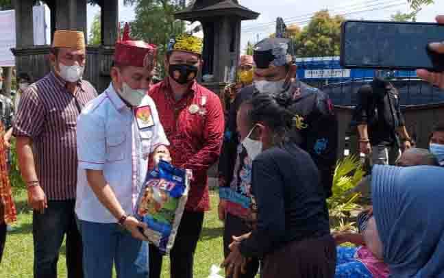 Ketua DAD Kalteng Beri Bantuan Sembako Pada Warga Kurang Mampu