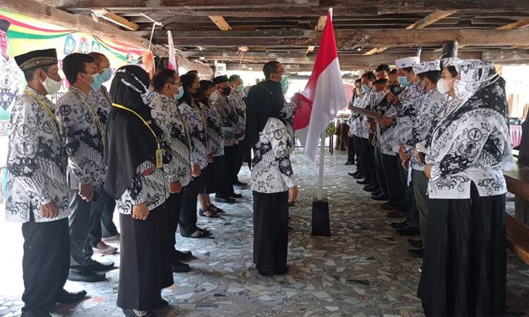 Suparmadi Lantik Ketua dan Pengurus PGRI Kecamatan Teluk Sampit