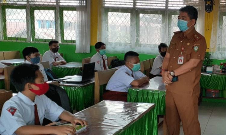 Kepala Dinas Pendidikan Kotim Suparmadi saat memantau pelaksanaan belajar tatap muka.