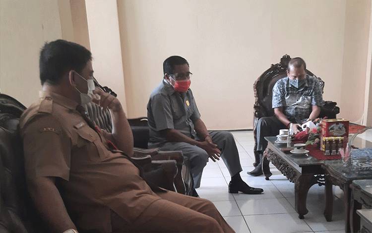 Ketua DPRD Gunung Mas Ingatkan Warga Pentingnya Menghindari Kontak Fisik