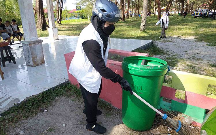 Wakil Bupati Seruyan Ajak Masyarakat Jaga Kebersihan Pantai Sungai Bakau