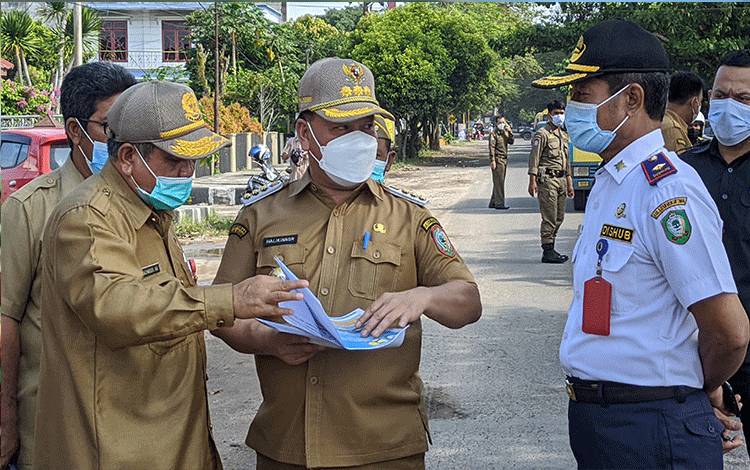 Hari Pertama Kerja, Halikinnor Langsung Tinjau Lokasi Kerusakan Jalan Dalam Kota