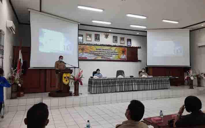 Suasana pembukaan rapat eksekutif penyusunan raperbup.