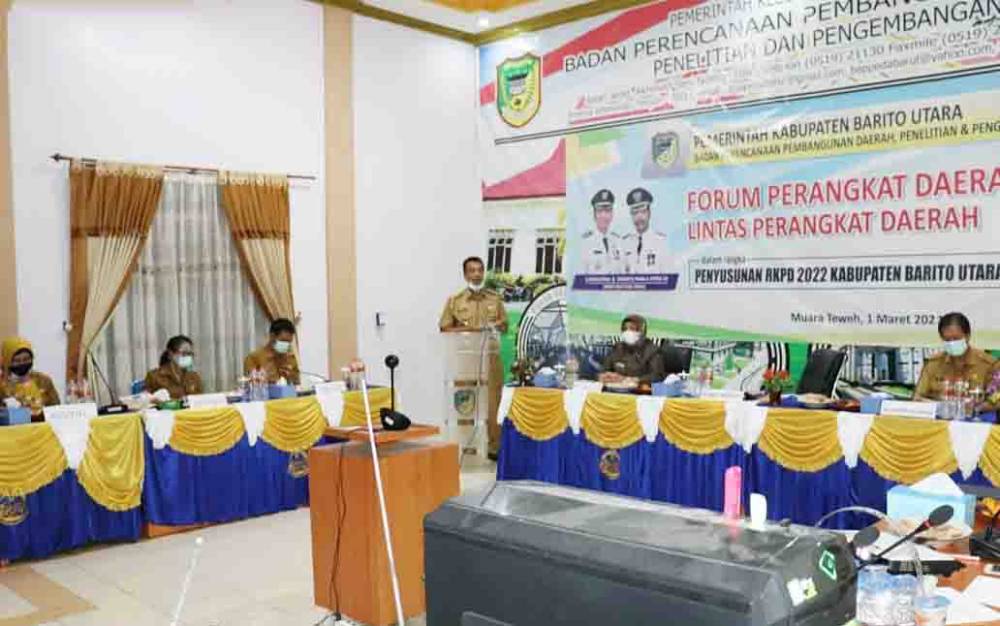 Wakil Bupati Barito Utara, Sugianto Panala Putra saat menyampaikan sambutan dan arahan pada pembukaan kegiatan rapat forum perangkat daerah, lintas perangkat daerah Kabupaten Barito Utara secara virtual, Senin, 1 Maret 2021.