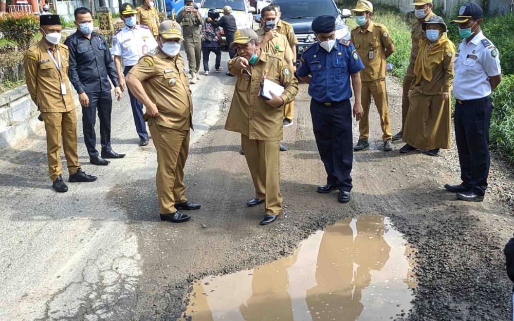 Bupati Kotim Halikinnor saat memantau jalan rusak dalam Kota Sampit.